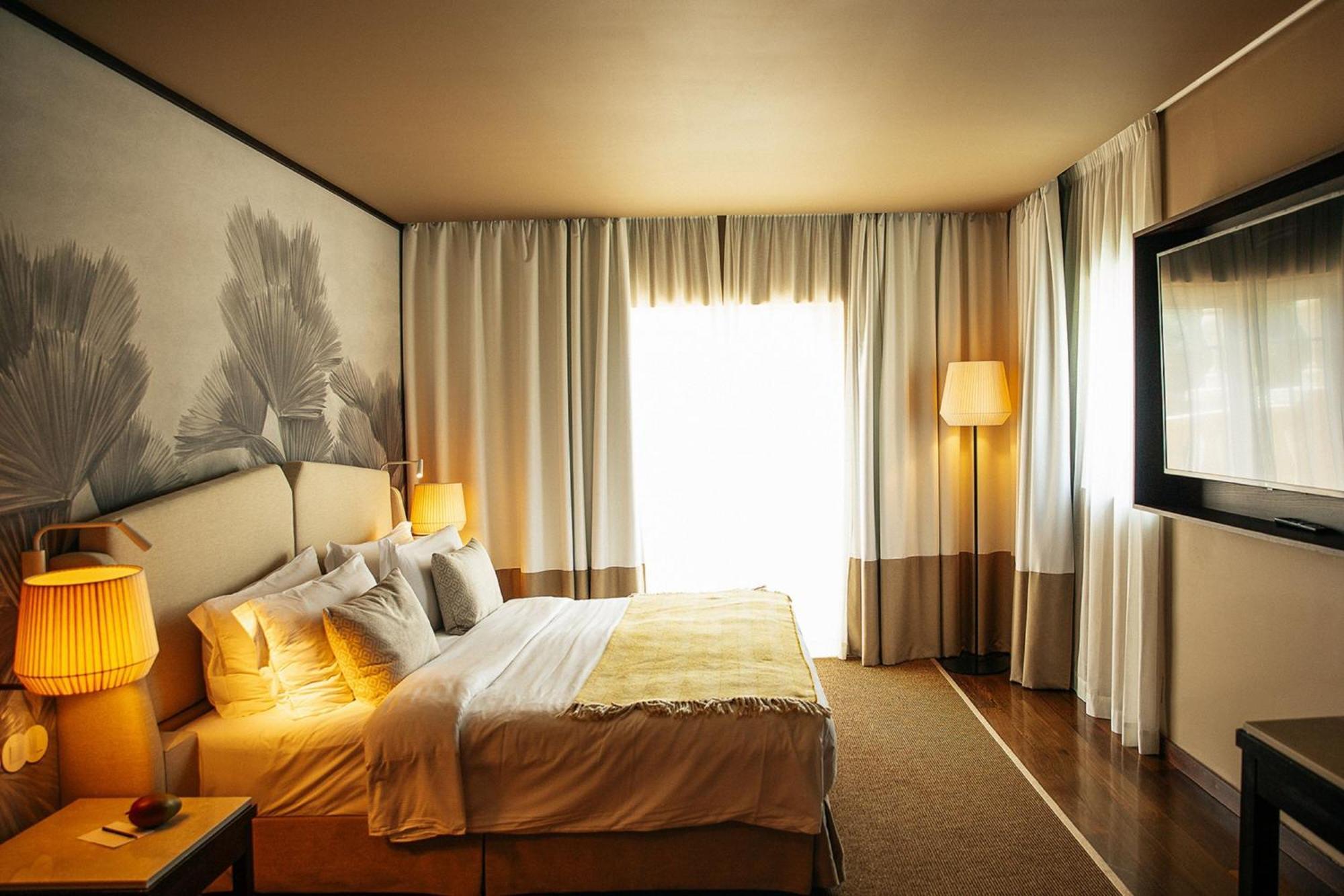 Domes Lake Algarve, Autograph Collection Виламура Экстерьер фото A bedroom at the hotel