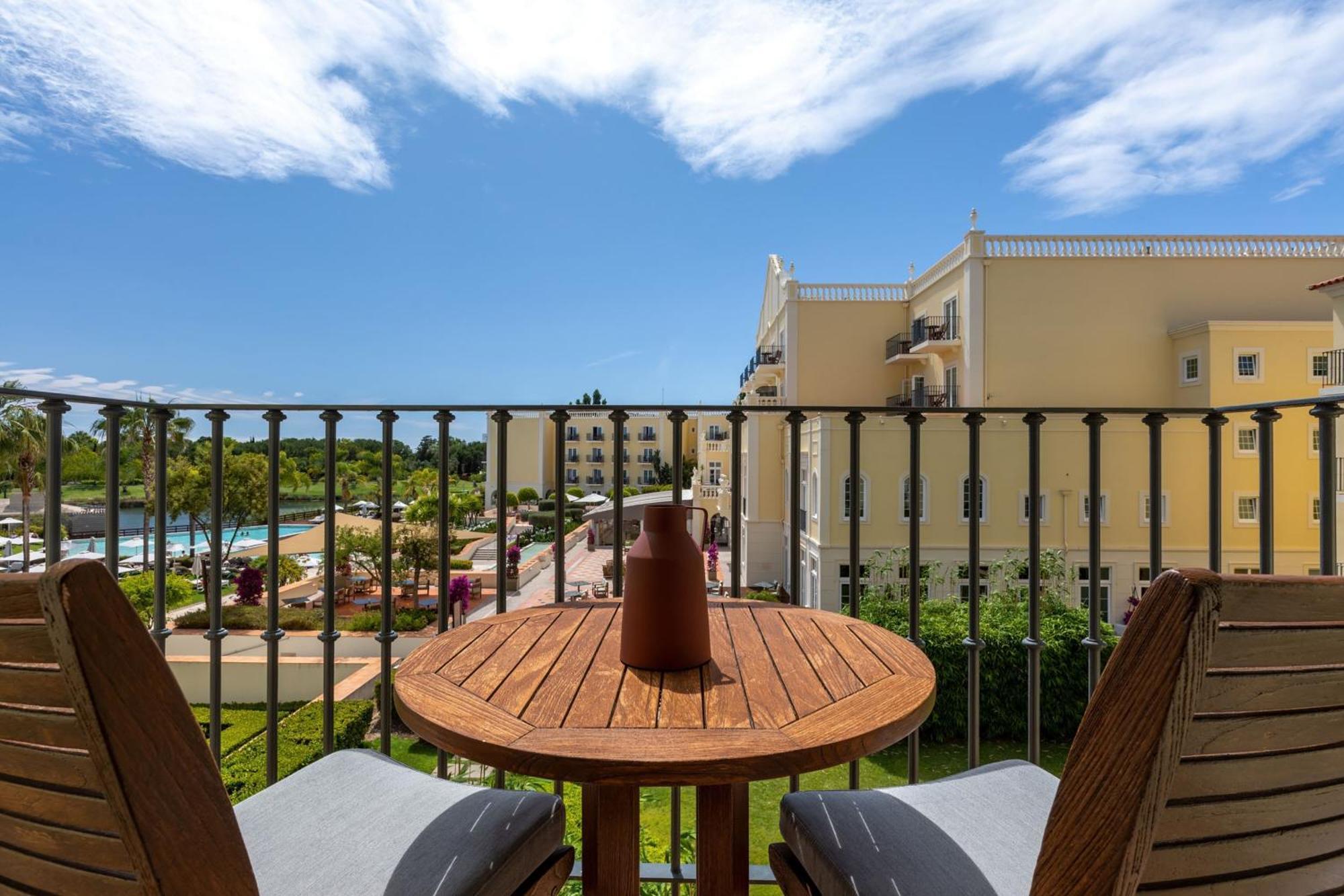 Domes Lake Algarve, Autograph Collection Виламура Экстерьер фото Balcony of a hotel room