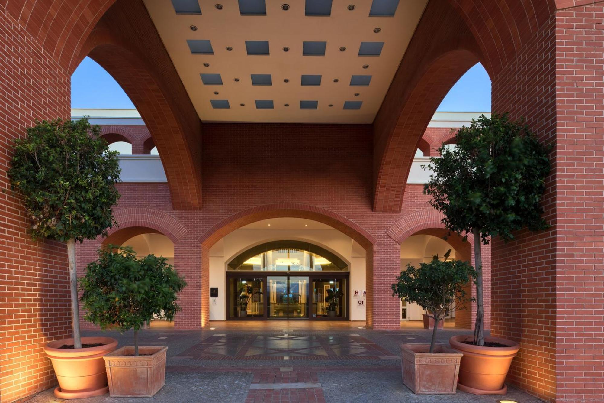 Domes Lake Algarve, Autograph Collection Виламура Экстерьер фото The entrance of the hotel