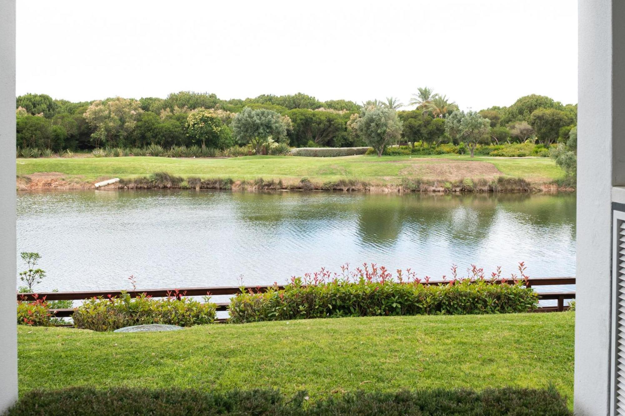 Domes Lake Algarve, Autograph Collection Виламура Экстерьер фото The 18th hole at the 2007 PGA Championship